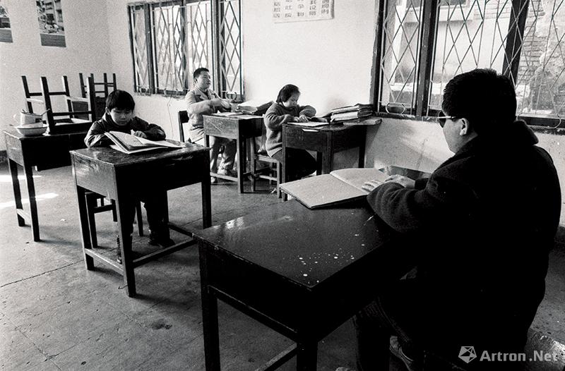 彭浩作品：盲哑学校的记录1997-学校唯一的盲人老师王洪波正在给三年级的学生上课，这个班只有三个学生。