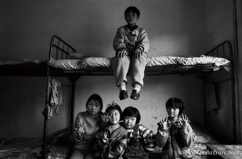 彭浩作品：盲哑学校的记录1997-哑生的宿舍里，面对镜头她们姿态各异。