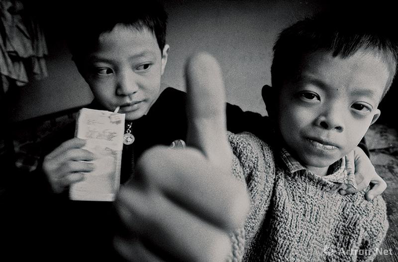 彭浩作品：盲哑学校的记录1997-哑生梁家林、赵康玉还都是一年级的新生，这手语是“你好”的意思。