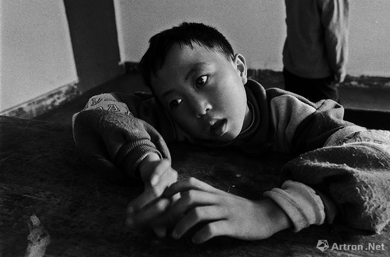 彭浩作品：盲哑学校的记录1997-袁明有着一双大眼睛却什么也看不见。那时他很内向。