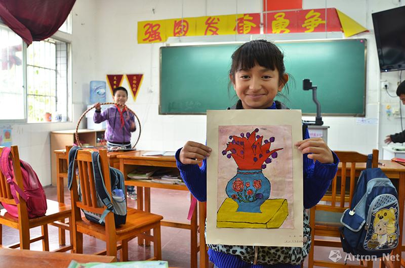 彭浩作品：盲哑学校的记录2012-家住贵阳的吴嘉微拿着她的美术作业得意的展示。