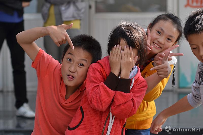 彭浩作品：盲哑学校的记录2012-可爱顽皮的哑声部学生们。