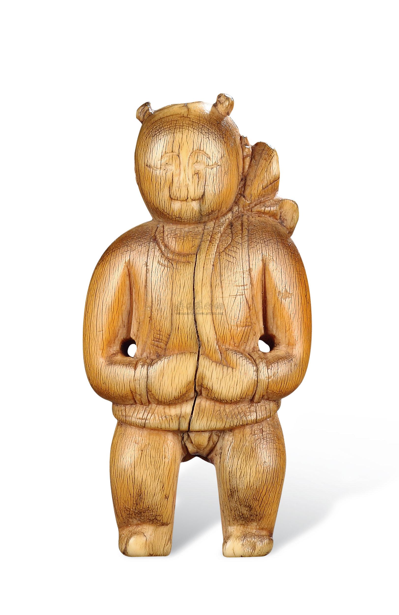 0679 明 象牙雕执荷童子