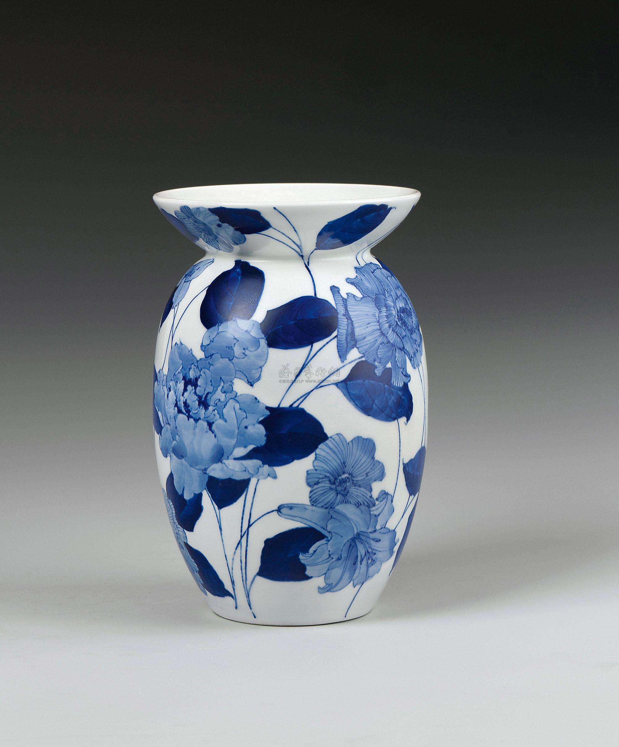 4883 张学文 芳菲 青花盘口瓶