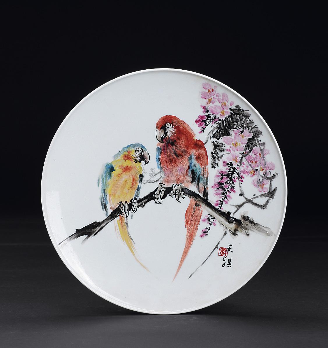0131 马天骥 釉上彩鹦鹉盘