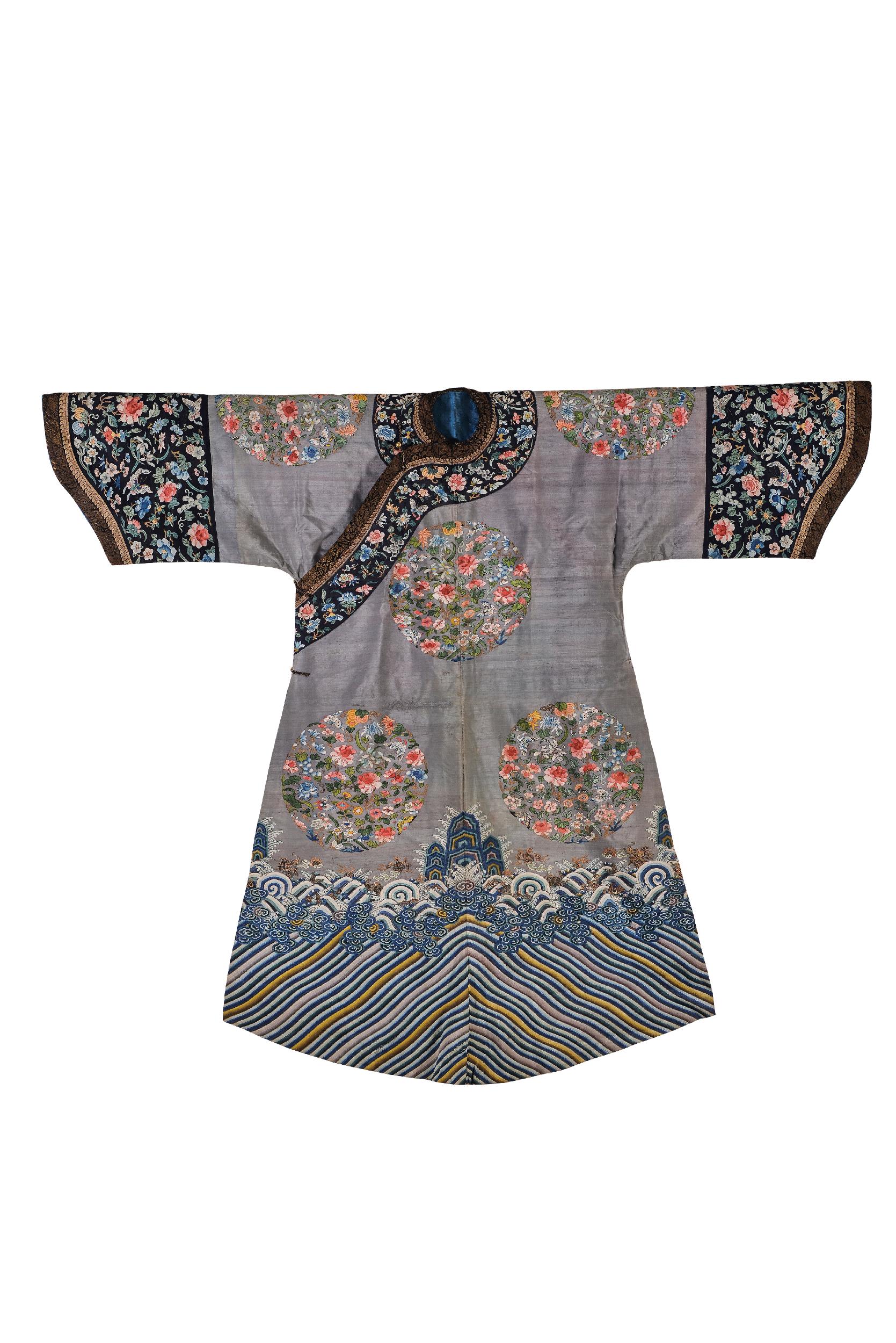 【清道光 葡灰色缂丝八团花蝶纹吉服袍】拍卖品_图