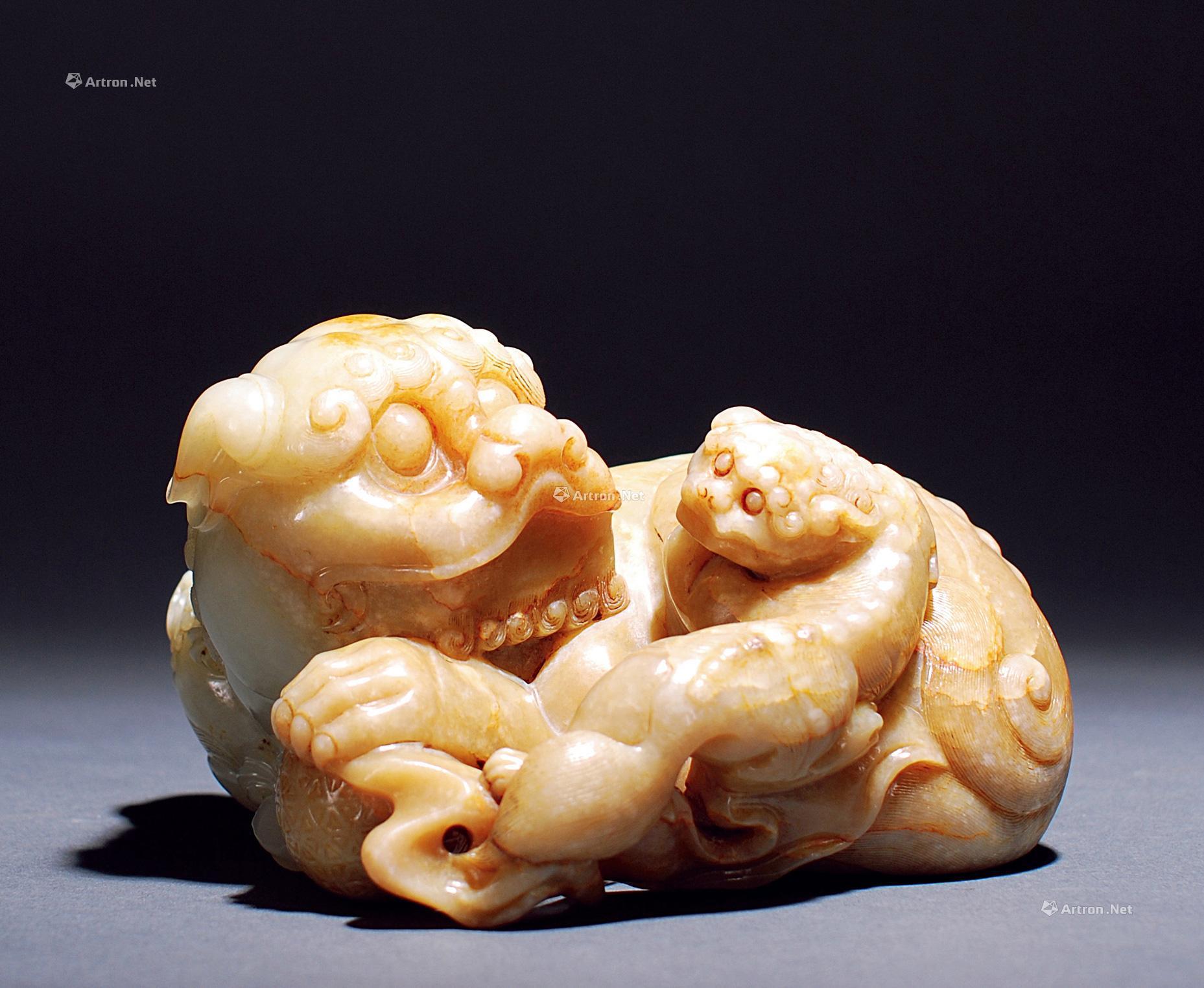 0585 清代 玉雕太狮少狮摆件