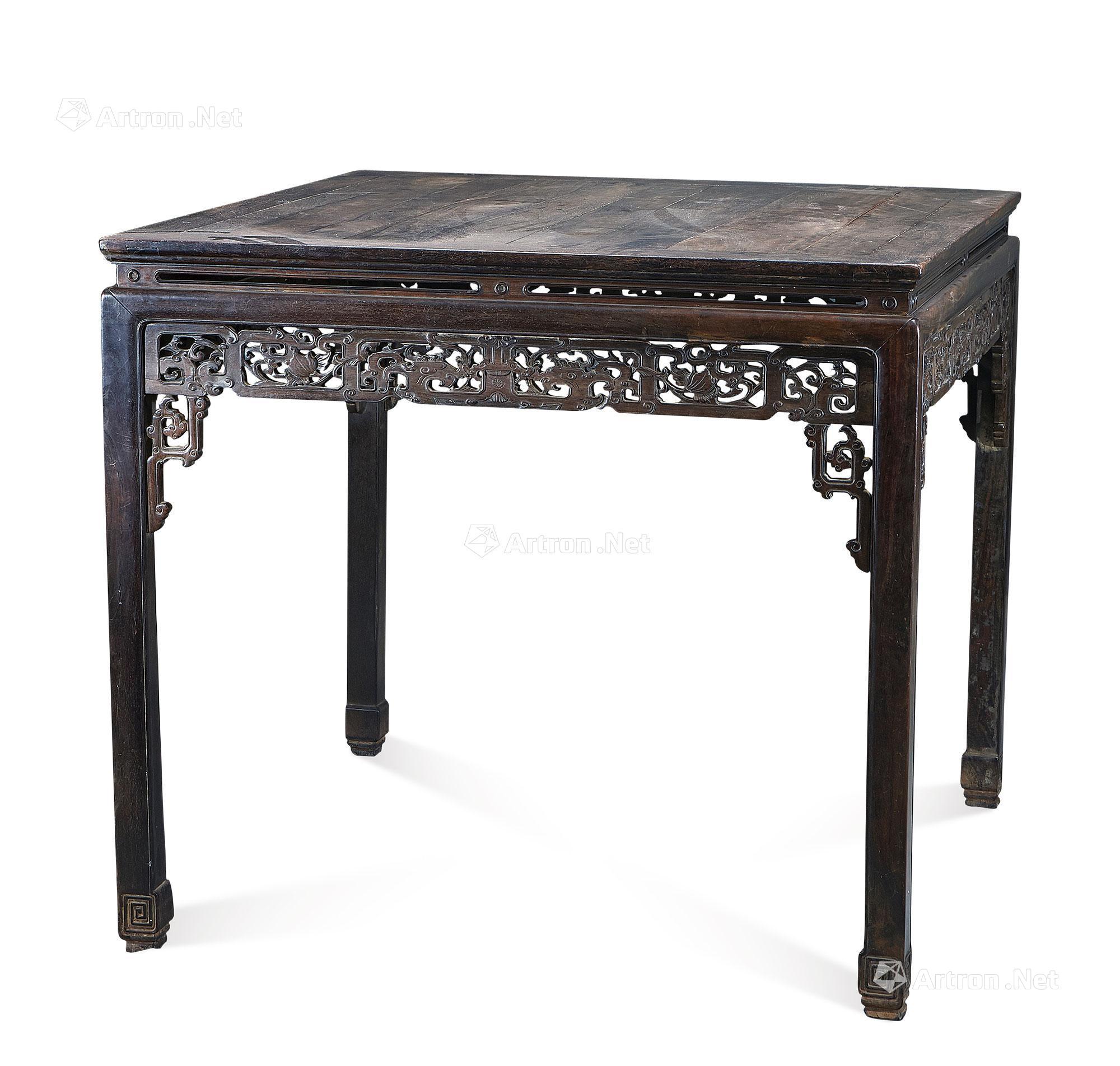 1399 清 紫檀雕龙纹方桌