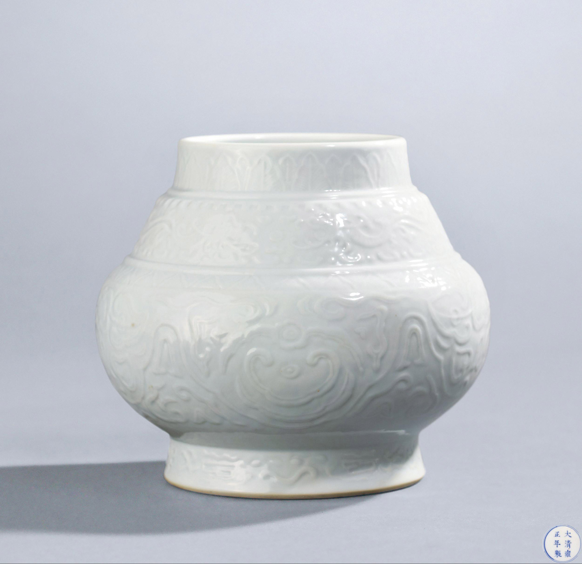 甜白釉模印饕餮夔凤弦纹尊】拍卖品_图片_价格_鉴赏_清代单色釉瓷器