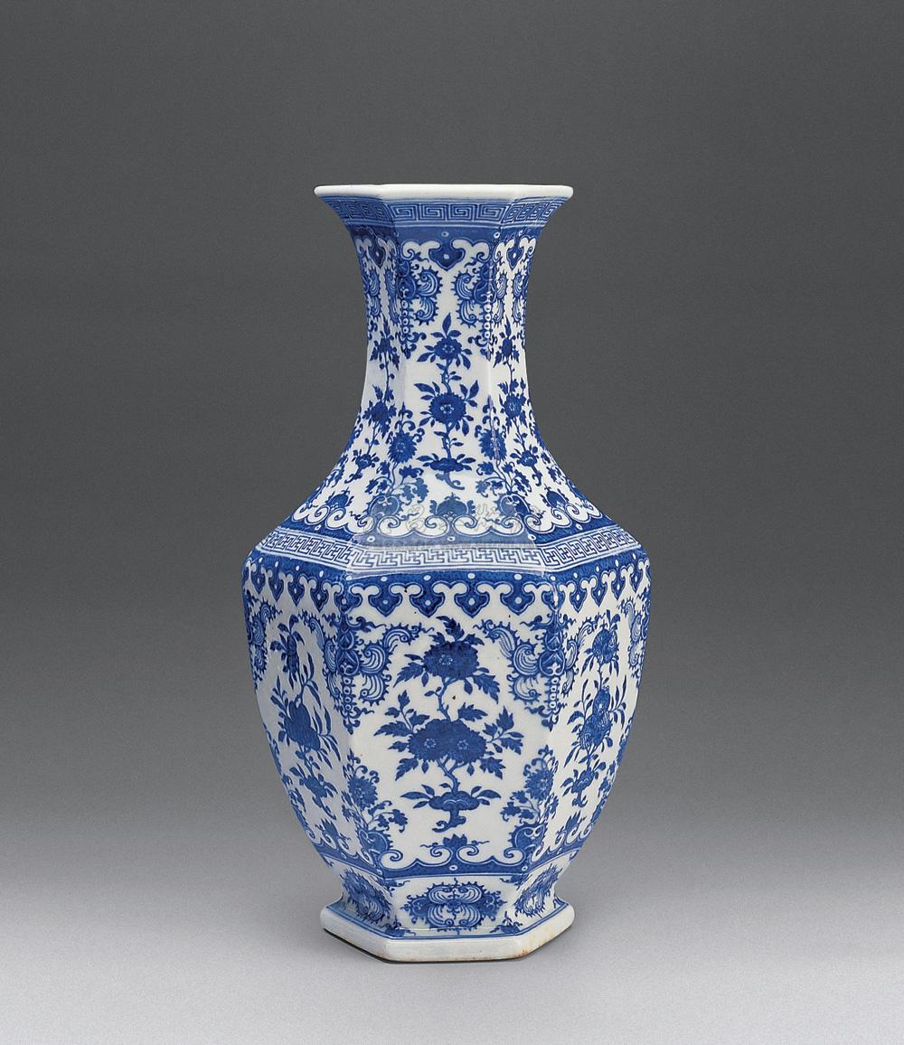 【清乾隆 青花花卉三多六棱瓶】拍卖品_图片_价格_鉴赏_清代青花瓷器
