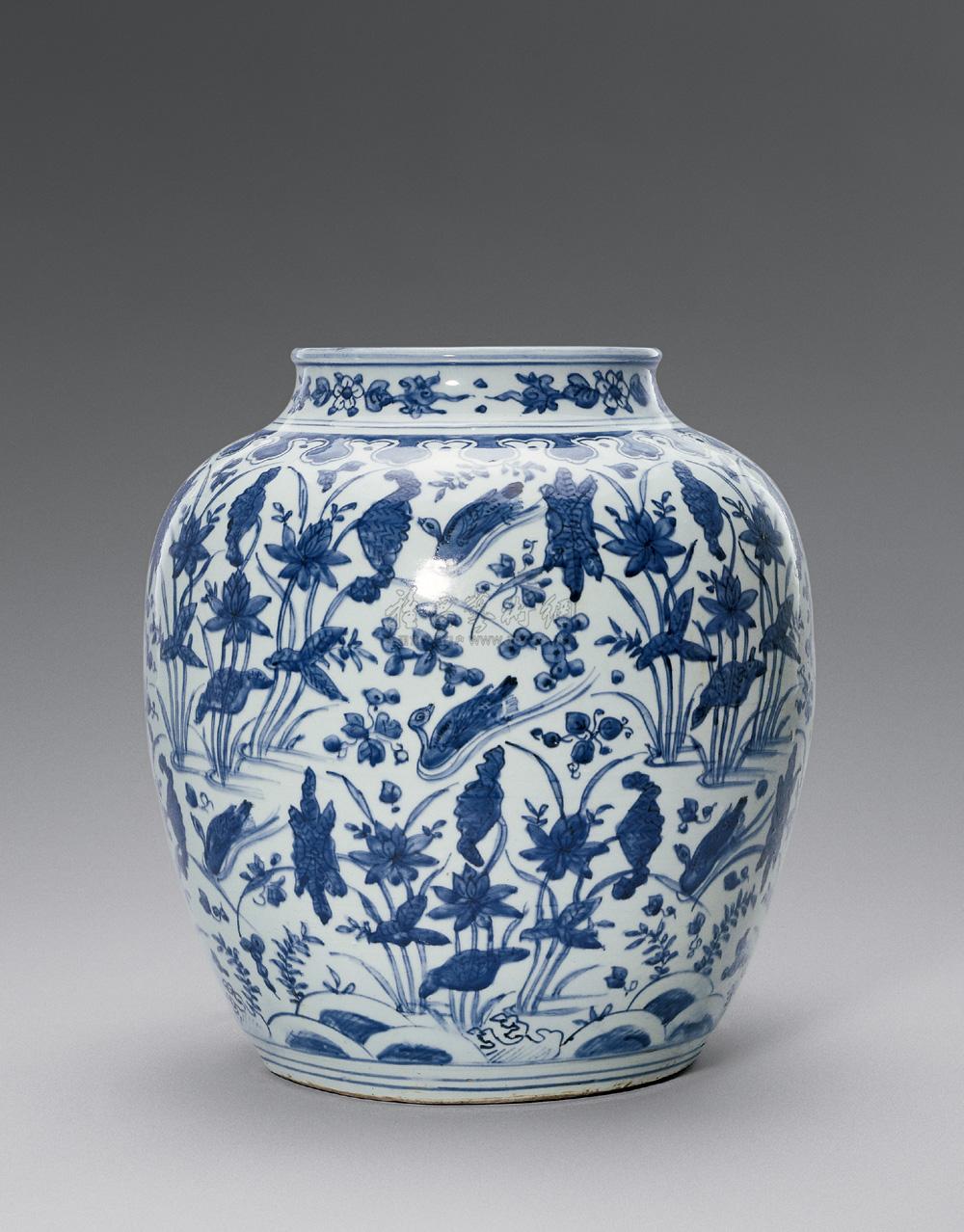 1900 明万历 青花荷塘花鸟纹大罐
