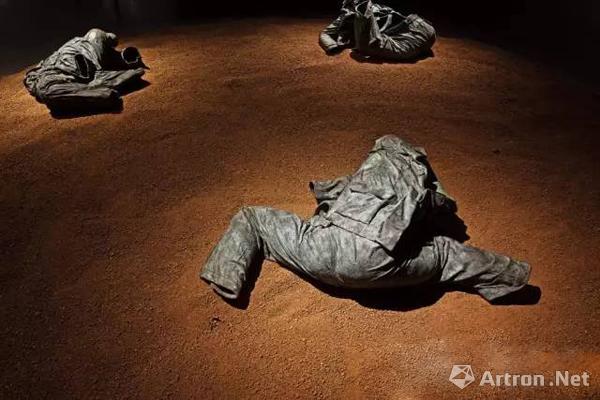 中山装躯壳 1993-2010 图/thomas fuesser