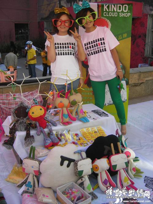 新疆首个艺术品创意市集在7坊街开市