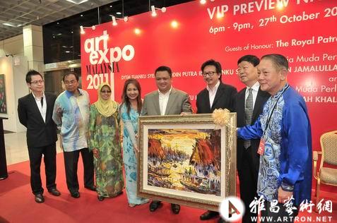 马艺博创办人沈哲初、西安画院院长王西京、拿督沈良团食之秘总裁、玻璃市州皇储、玻璃市州皇储妃、玻璃市州务大臣的夫人、玻璃市州务大臣、马艺博执行总监沈宝仁（自右向左）