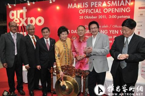 马来西亚国家画廊副馆长哈聂、旅游部总监拿督阿兹占、旅游部秘书长拿督黄宏炳、旅游部部长拿督斯里黄燕燕医生、马艺博筹委会主席沈哲初、食之秘总裁拿督沈良团、中国西安画院院长王西京（从左到右）