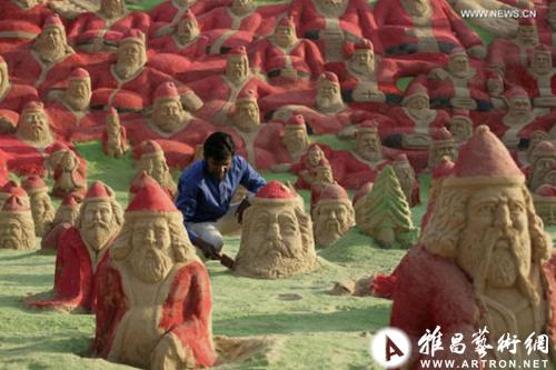 印度艺术家制作500座圣诞老人沙雕倡环保(图)