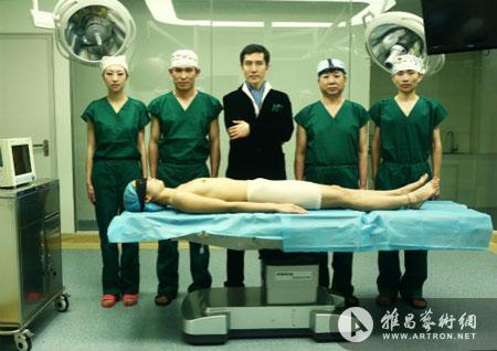 视频 尺寸:可变 时间:2012   2012年5月12日,《手术:韩啸行为艺术展》