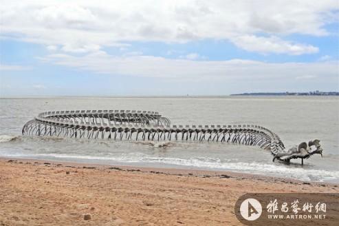 中国艺术家在法国海岸线的巨型海蛇骨架装置(图)