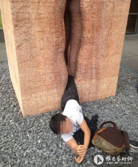 美大学生为拍搞笑照片被困石雕中显尴尬