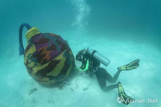 波兰艺术家为水下雕塑穿针织衫