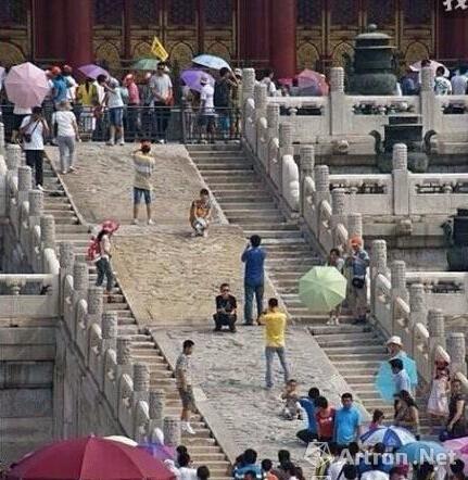 故宫石雕被疑有人破坏：故宫回应是老照片