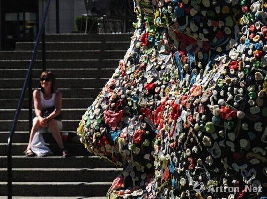 加艺术家发动路人用口香糖创作2米高雕像