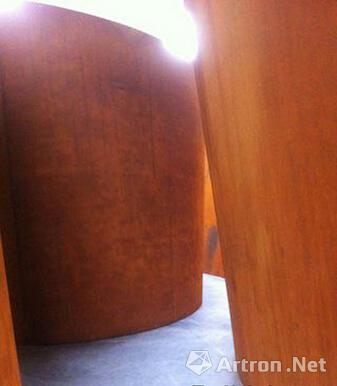 理查德·塞拉“铜墙铁壁”中的雕塑坚守